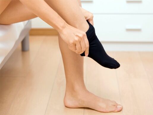 saubere Socken bei der Behandlung von Pilzen auf der Haut der Füße