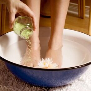 Während der Behandlung von Pilzen müssen Sie Ihre Füße häufig waschen. 