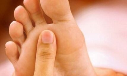 Wie man mit Nagelpilz auf den Beinen mit Haushaltseife behandelt wird